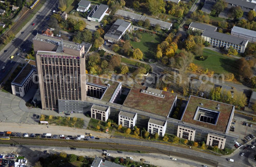 Berlin from above - Blick auf die Pyramide in Berlin Lichtenberg. Der Gebäudekomplex wurde von 1994 bis 1995 von der Fundus-Gruppe aus Düren errichtet und besteht aus fünf Bauteilen, die unterschiedlich genutzt werden. Besonders herausragend ist der 23 - geschossige Hochhauskomplex, der sowohl durch seine Architektur als auch durch seine Gestaltung überzeugt. Im Jahr 2006 wurde das Gebäude an die Comer Group International verkauft. Kontakt: Die Pyramide Berlin, Landsberger Allee 366, 12681 Berlin, Tel. +49(0)30 325907 100, Fax +49(0)30 325907 109, Email: info@die-pyramide-berlin.net