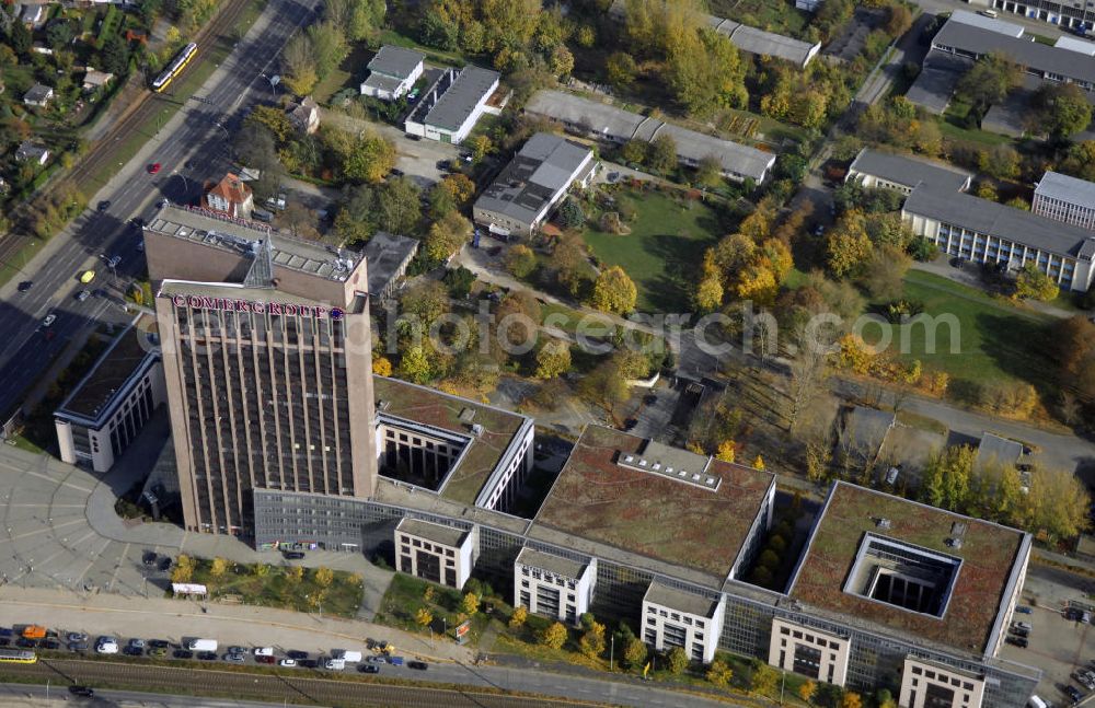 Berlin from the bird's eye view: Blick auf die Pyramide in Berlin Lichtenberg. Der Gebäudekomplex wurde von 1994 bis 1995 von der Fundus-Gruppe aus Düren errichtet und besteht aus fünf Bauteilen, die unterschiedlich genutzt werden. Besonders herausragend ist der 23 - geschossige Hochhauskomplex, der sowohl durch seine Architektur als auch durch seine Gestaltung überzeugt. Im Jahr 2006 wurde das Gebäude an die Comer Group International verkauft. Kontakt: Die Pyramide Berlin, Landsberger Allee 366, 12681 Berlin, Tel. +49(0)30 325907 100, Fax +49(0)30 325907 109, Email: info@die-pyramide-berlin.net