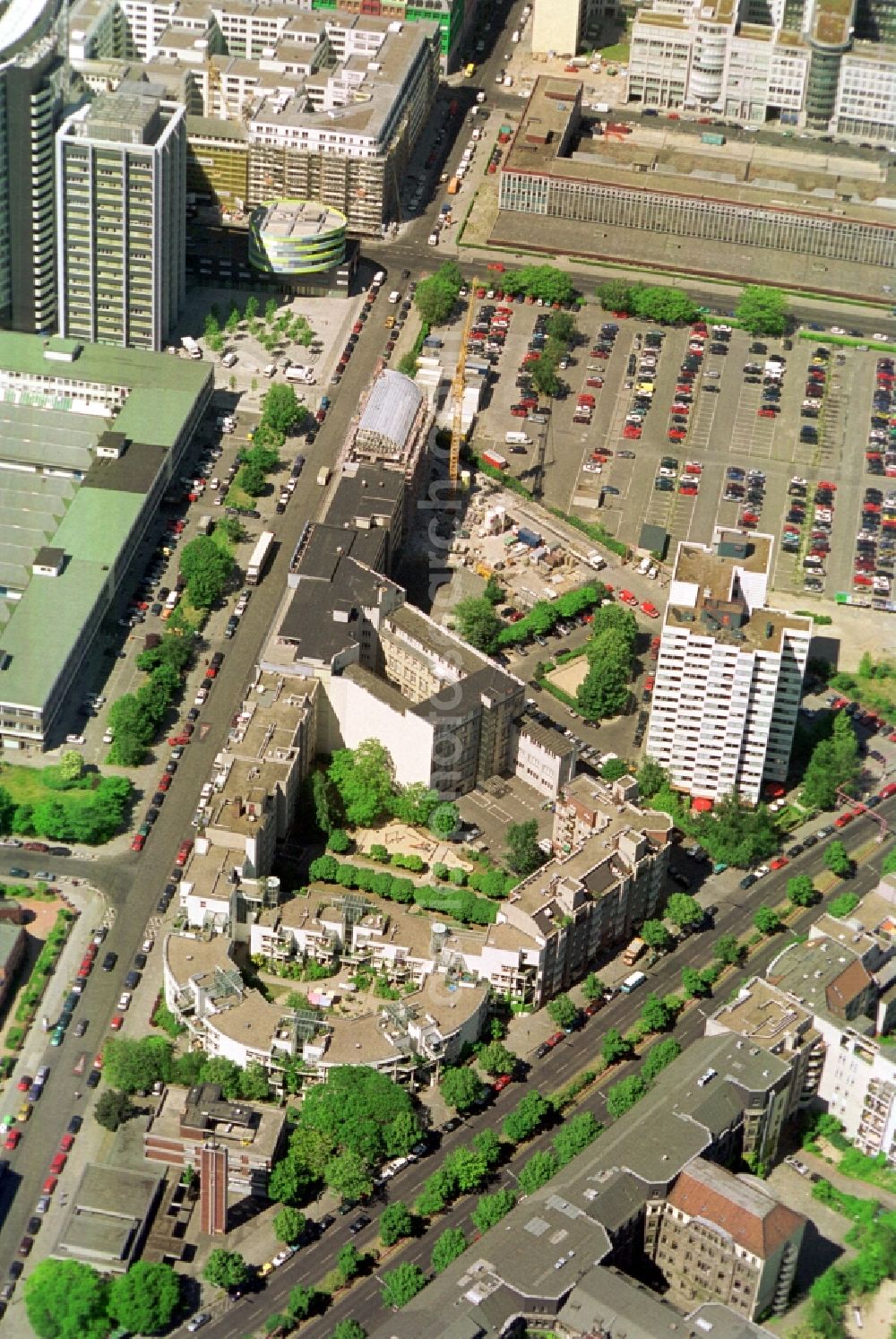 Berlin from above - In the acute angle of the quarter Markgrafenstraße corner Linde Strasse in Berlin-Kreuzberg is the Hendrik Kraemer House and the Dutch-Ecumenical church community. In the green PCB on the left side the Check In Hostel is housed among others