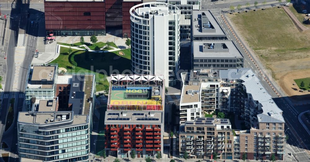 Aerial image Hamburg - View over three-part International Coffee Plaza, Katharinenschule with its colourful roof used as schoolyard and construction areas of Commercial Center and housebuilding-project Hafenliebe at quarter Am Sandtorpark / Grasbrook