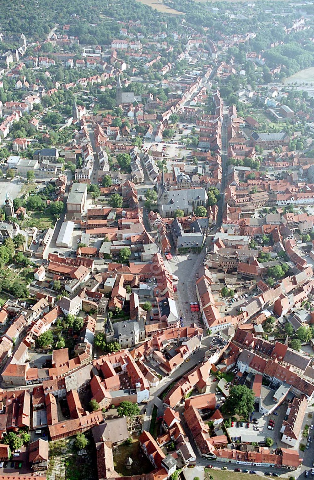 Quedlinburg / Sachsen-Anhalt from above - Quedlinburg / Sachsen-Anhalt Blick auf das Stadtzentrum mit der Altstadt mit von Quedlinburg in Sachsen-Anhalt