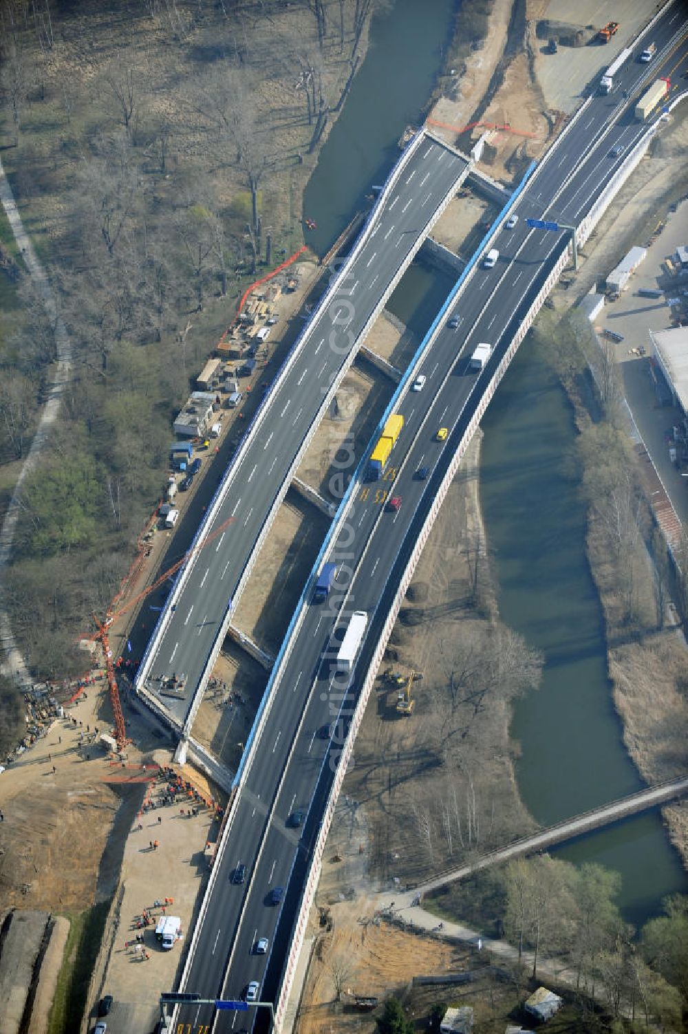 Braunschweig from the bird's eye view: View of the implementation and expansion of the motorway junction Brunswick-southwest along the freeway A29 / A 395 in Lower Saxony. The construction company EUROVIA built here are some new bridges. Owner is the Lower Saxony state authorities for road construction and transport