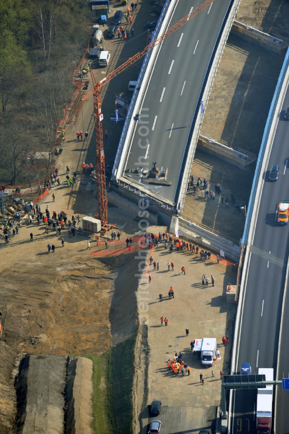 Aerial photograph Braunschweig - View of the implementation and expansion of the motorway junction Brunswick-southwest along the freeway A29 / A 395 in Lower Saxony. The construction company EUROVIA built here are some new bridges. Owner is the Lower Saxony state authorities for road construction and transport