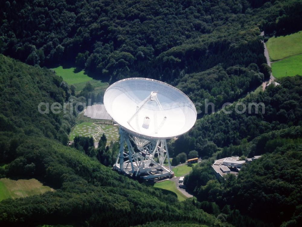 Bad Münstereifel from the bird's eye view: Das Radioteleskop Effelsberg, welches zum Max-Planck-Institut für Radioastronomie gehört und bis zum Jahr 2000 das größte bewegliche Radioteleskop der Erde, in Bad Münstereifel im Kreis Euskirchen, Nordrhein-Westfalen. The radio telescope, which belongs to the Max Planck institute for radio astronomy and up to the year 2000 the largest radio telescope worldwide, in Bad Muenstereifel, district of Euskirchen, North Rhine-Westphalia.