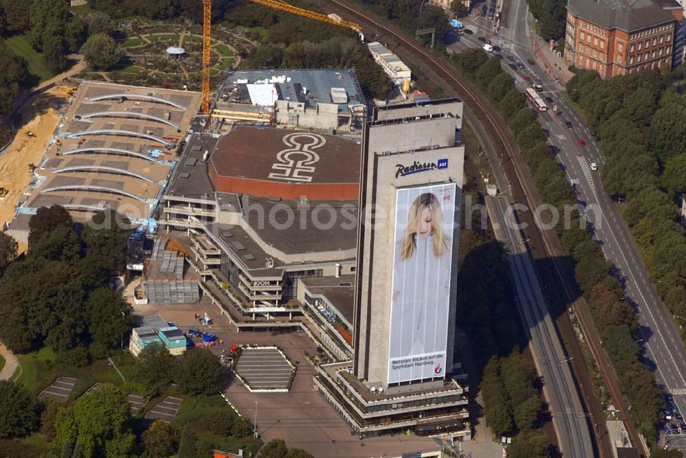 Hamburg from the bird's eye view: Blick auf das Hotel Radisson (Marseiller Str.2) und das Congress Centrum CCH ( Am Dammtor) in Hamburg mit der H&M Reklame. Tel. 01805-624009. Das 4 Sterne First-Class Hotel mit spektakulärer Aussicht auf die Stadt bietet außergewöhnlichen Komfort und Service. Dies gewährleistet beispielsweise die Garantie für 100% Gästezufriedenheit, Check-out bis 15:00 Uhr, kostenloses Grab & Run, sowie 24-Stunden-Zimmerservice. Im Herzen der Stadt, inmitten des botanischen Gartens Planten un Blomen gelegen, in Fußdistanz zum ICE-Dammtor-Bahnhof und zur Alster. Direkter Zugang zum Congress Centrum Hamburg, dem CCH.