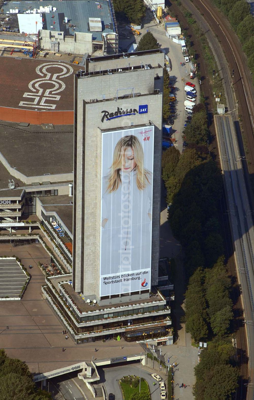 Aerial photograph Hamburg - Blick auf das Hotel Radisson (Marseiller Str.2) und das Congress Centrum CCH ( Am Dammtor) in Hamburg mit der H&M Reklame. Tel. 01805-624009. Das 4 Sterne First-Class Hotel mit spektakulärer Aussicht auf die Stadt bietet außergewöhnlichen Komfort und Service. Dies gewährleistet beispielsweise die Garantie für 100% Gästezufriedenheit, Check-out bis 15:00 Uhr, kostenloses Grab & Run, sowie 24-Stunden-Zimmerservice. Im Herzen der Stadt, inmitten des botanischen Gartens Planten un Blomen gelegen, in Fußdistanz zum ICE-Dammtor-Bahnhof und zur Alster. Direkter Zugang zum Congress Centrum Hamburg, dem CCH.