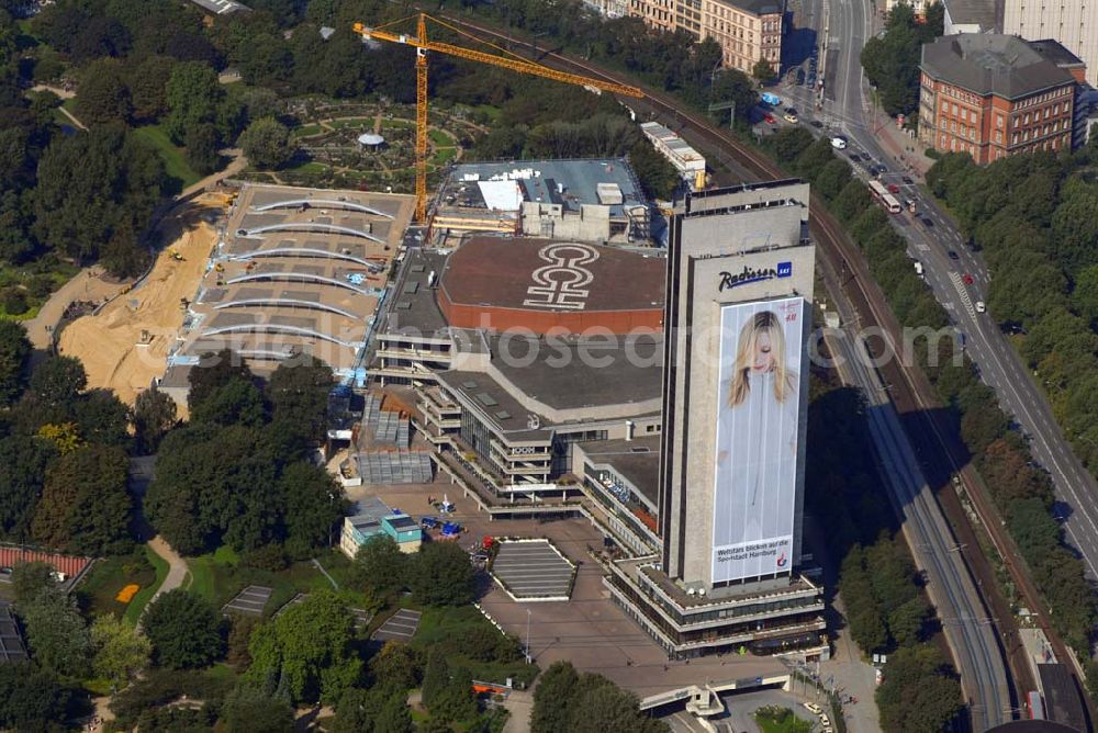 Hamburg from the bird's eye view: Blick auf das Hotel Radisson (Marseiller Str.2) und das Congress Centrum CCH ( Am Dammtor) in Hamburg mit der H&M Reklame. Tel. 01805-624009. Das 4 Sterne First-Class Hotel mit spektakulärer Aussicht auf die Stadt bietet außergewöhnlichen Komfort und Service. Dies gewährleistet beispielsweise die Garantie für 100% Gästezufriedenheit, Check-out bis 15:00 Uhr, kostenloses Grab & Run, sowie 24-Stunden-Zimmerservice. Im Herzen der Stadt, inmitten des botanischen Gartens Planten un Blomen gelegen, in Fußdistanz zum ICE-Dammtor-Bahnhof und zur Alster. Direkter Zugang zum Congress Centrum Hamburg, dem CCH.