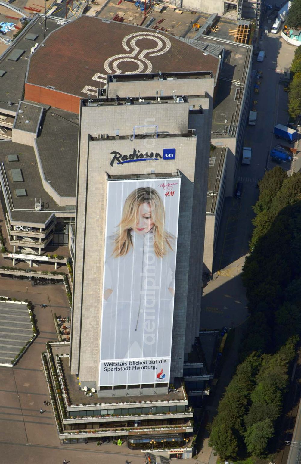 Aerial image Hamburg - Blick auf das Hotel Radisson (Marseiller Str.2) und das Congress Centrum CCH ( Am Dammtor) in Hamburg mit der H&M Reklame. Tel. 01805-624009. Das 4 Sterne First-Class Hotel mit spektakulärer Aussicht auf die Stadt bietet außergewöhnlichen Komfort und Service. Dies gewährleistet beispielsweise die Garantie für 100% Gästezufriedenheit, Check-out bis 15:00 Uhr, kostenloses Grab & Run, sowie 24-Stunden-Zimmerservice. Im Herzen der Stadt, inmitten des botanischen Gartens Planten un Blomen gelegen, in Fußdistanz zum ICE-Dammtor-Bahnhof und zur Alster. Direkter Zugang zum Congress Centrum Hamburg, dem CCH.