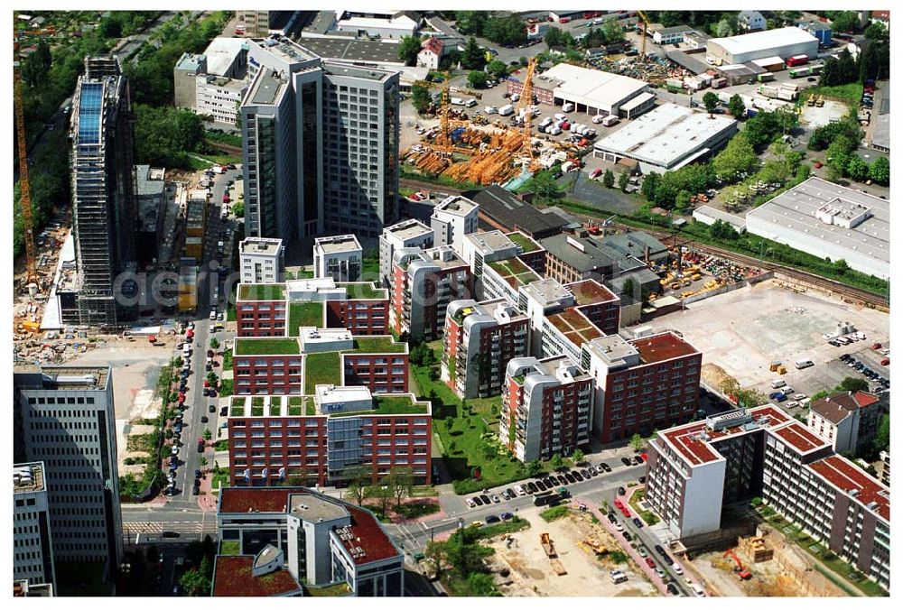 Frankfurt am Main from above - RADISSON SAS- Baustelle des Blue Heaven, das über 440 Zimmer und Suiten verfügen wird. Die Skyline des Frankfurter Westens wird mit dem Blue Heaven ein neues Markenzeichen bekommen: insgesamt 20 Stockwerke auf 96 Meter Höhe ragen als blaue Scheibe in den Himmel.