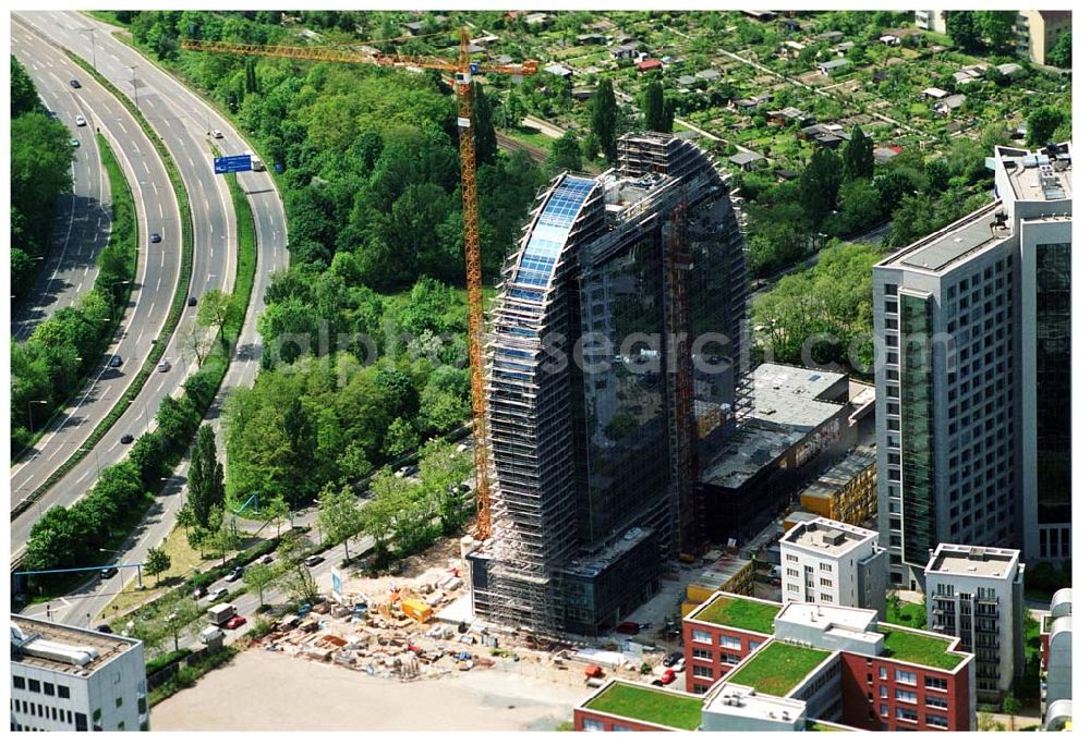 Frankfurt am Main from the bird's eye view: RADISSON SAS- Baustelle des Blue Heaven, das über 440 Zimmer und Suiten verfügen wird. Die Skyline des Frankfurter Westens wird mit dem Blue Heaven ein neues Markenzeichen bekommen: insgesamt 20 Stockwerke auf 96 Meter Höhe ragen als blaue Scheibe in den Himmel.