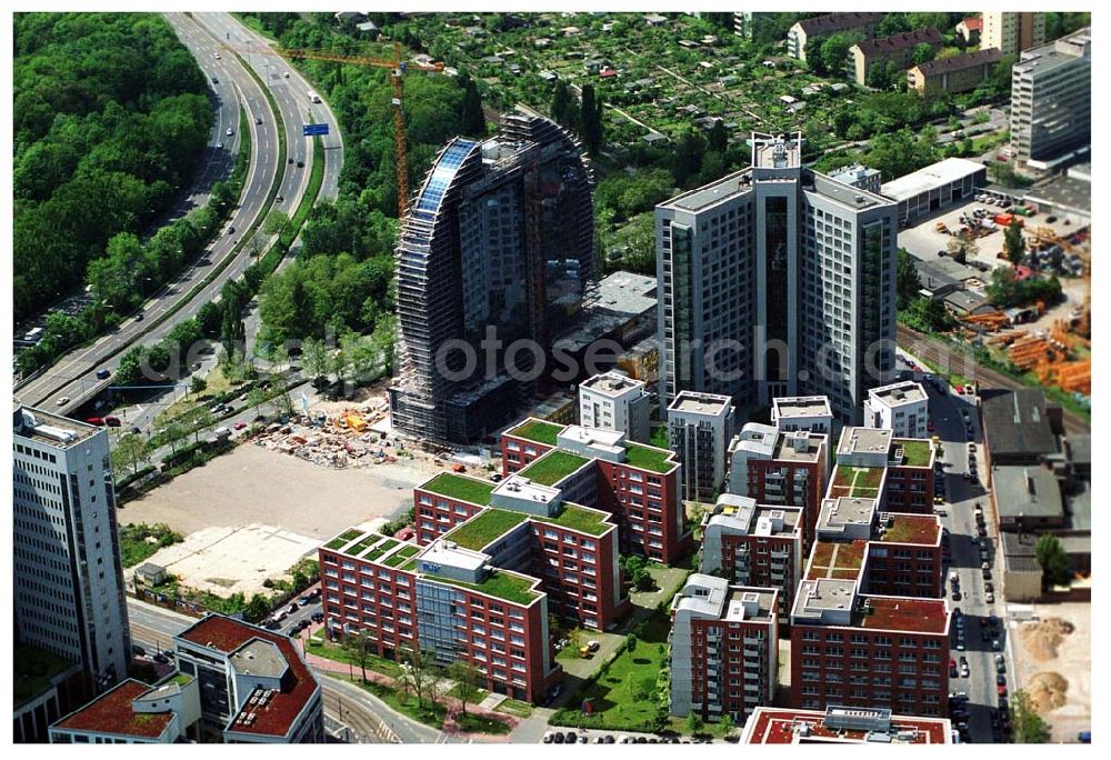 Aerial image Frankfurt am Main - RADISSON SAS- Baustelle des Blue Heaven, das über 440 Zimmer und Suiten verfügen wird. Die Skyline des Frankfurter Westens wird mit dem Blue Heaven ein neues Markenzeichen bekommen: insgesamt 20 Stockwerke auf 96 Meter Höhe ragen als blaue Scheibe in den Himmel.