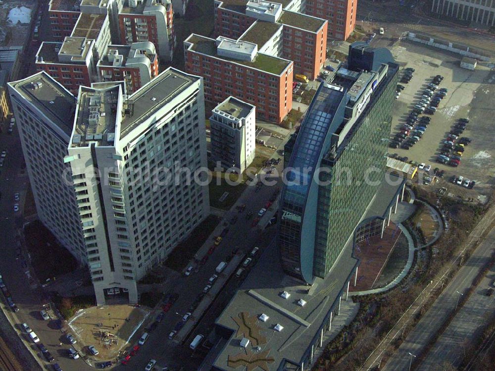 Frankfurt Main / Hessen from the bird's eye view: RADISSON SAS- Hotel Blue Heaven, das über 440 Zimmer und Suiten verfügen wird. Die Skyline des Frankfurter Westens hat mit dem Blue Heaven ein neues Markenzeichen bekommen: insgesamt 20 Stockwerke auf 96 Meter Höhe ragen als blaue Scheibe in den Himmel.