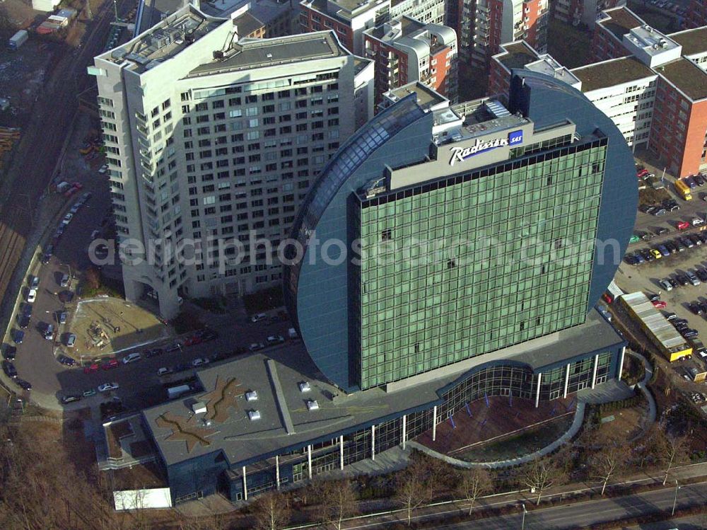 Aerial image Frankfurt Main / Hessen - RADISSON SAS- Hotel Blue Heaven, das über 440 Zimmer und Suiten verfügen wird. Die Skyline des Frankfurter Westens hat mit dem Blue Heaven ein neues Markenzeichen bekommen: insgesamt 20 Stockwerke auf 96 Meter Höhe ragen als blaue Scheibe in den Himmel.