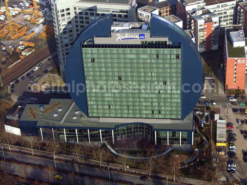 Aerial photograph Frankfurt Main / Hessen - RADISSON SAS- Hotel Blue Heaven, das über 440 Zimmer und Suiten verfügen wird. Die Skyline des Frankfurter Westens hat mit dem Blue Heaven ein neues Markenzeichen bekommen: insgesamt 20 Stockwerke auf 96 Meter Höhe ragen als blaue Scheibe in den Himmel.