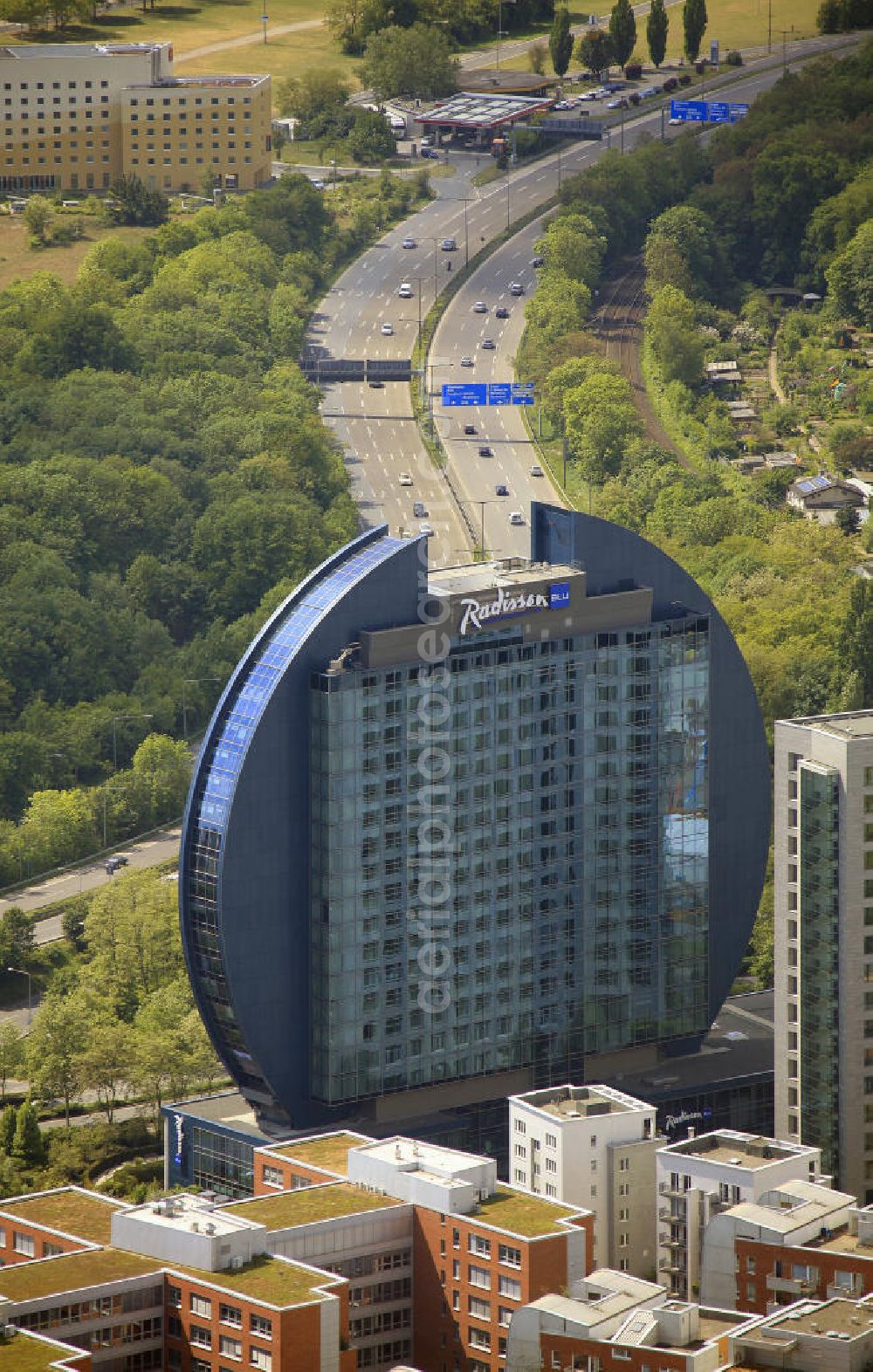 Aerial image Frankfurt am Main - Blick auf das RADISSON SAS- Hotel Blue Heaven in der Skyline des Frankfurter Westens. Insgesamt 20 Stockwerke auf 96 Meter Höhe ragen als blaue Scheibe in den Himmel. The RADISSON SAS Blue Heaven Hotel in the skyline of Frankfurt West. A total of 20 stories to 96 meters high tower as the blue disc in the sky.