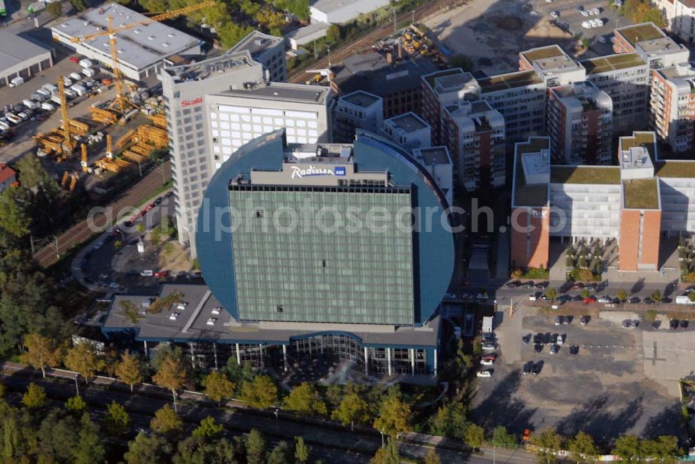 Frankfurt am Main from the bird's eye view: Blick auf das Radisson SAS Hotel in der Franklinstr. 65 in 60486 Frankfurt mit 428 Zimmern, inkl. 10 Suiten, 1000 m² Tagungs- und Veranstaltungsfläche, 500 m² großer Fitnessbereich mit Panoramablick und 2 Restaurants. Das architektonische Meisterwerk setzt mit seinem unvergleichlichen Erscheinungsbild einen neuen Akzent in der Skyline der Stadt und einen Meilenstein in der internationalen Hotellerie. Tel.: 069/770155 - 0. Daneben befindet sich die Unternehmensberatungsfirma Scala.