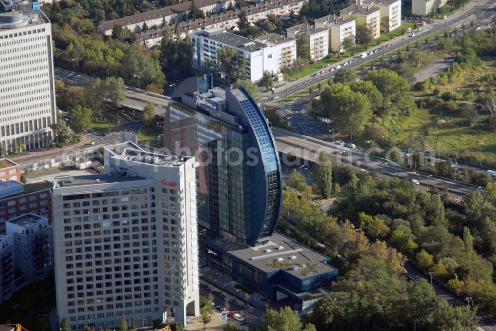 Aerial photograph Frankfurt am Main - Blick auf das Radisson SAS Hotel in der Franklinstr. 65 in 60486 Frankfurt mit 428 Zimmern, inkl. 10 Suiten, 1000 m² Tagungs- und Veranstaltungsfläche, 500 m² großer Fitnessbereich mit Panoramablick und 2 Restaurants. Das architektonische Meisterwerk setzt mit seinem unvergleichlichen Erscheinungsbild einen neuen Akzent in der Skyline der Stadt und einen Meilenstein in der internationalen Hotellerie. Tel.: 069/770155 - 0. Daneben befindet sich die Unternehmensberatungsfirma Scala.