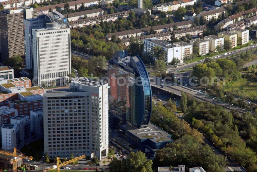 Aerial image Frankfurt am Main - Blick auf das Radisson SAS Hotel in der Franklinstr. 65 in 60486 Frankfurt mit 428 Zimmern, inkl. 10 Suiten, 1000 m² Tagungs- und Veranstaltungsfläche, 500 m² großer Fitnessbereich mit Panoramablick und 2 Restaurants. Das architektonische Meisterwerk setzt mit seinem unvergleichlichen Erscheinungsbild einen neuen Akzent in der Skyline der Stadt und einen Meilenstein in der internationalen Hotellerie. Tel.: 069/770155 - 0. Daneben befindet sich die Unternehmensberatungsfirma Scala.