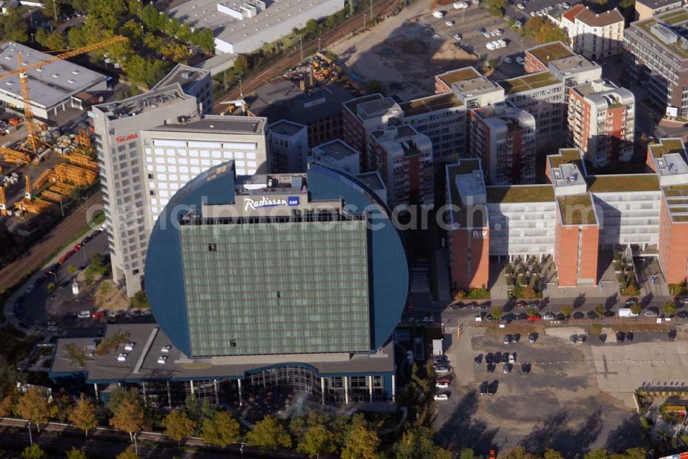 Aerial photograph Frankfurt am Main - Blick auf das Radisson SAS Hotel in der Franklinstr. 65 in 60486 Frankfurt mit 428 Zimmern, inkl. 10 Suiten, 1000 m² Tagungs- und Veranstaltungsfläche, 500 m² großer Fitnessbereich mit Panoramablick und 2 Restaurants. Das architektonische Meisterwerk setzt mit seinem unvergleichlichen Erscheinungsbild einen neuen Akzent in der Skyline der Stadt und einen Meilenstein in der internationalen Hotellerie. Tel.: 069/770155 - 0. Daneben befindet sich die Unternehmensberatungsfirma Scala.