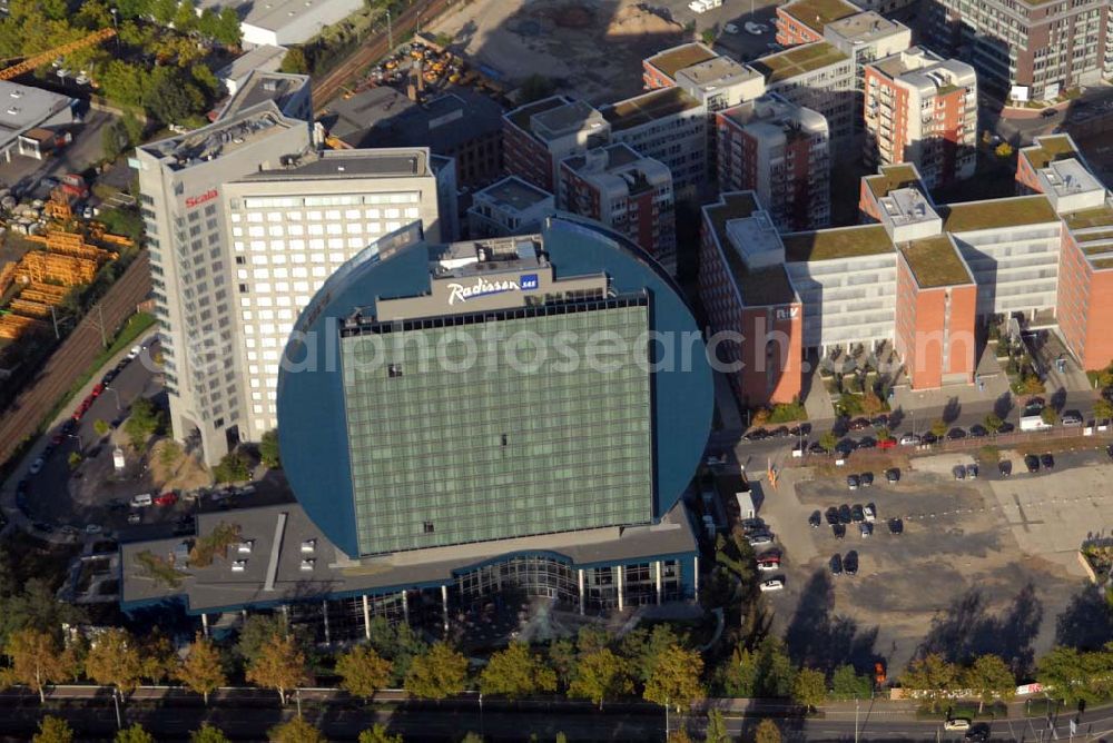 Frankfurt am Main from above - Blick auf das Radisson SAS Hotel in der Franklinstr. 65 in 60486 Frankfurt mit 428 Zimmern, inkl. 10 Suiten, 1000 m² Tagungs- und Veranstaltungsfläche, 500 m² großer Fitnessbereich mit Panoramablick und 2 Restaurants. Das architektonische Meisterwerk setzt mit seinem unvergleichlichen Erscheinungsbild einen neuen Akzent in der Skyline der Stadt und einen Meilenstein in der internationalen Hotellerie. Tel.: 069/770155 - 0. Daneben befindet sich die Unternehmensberatungsfirma Scala.