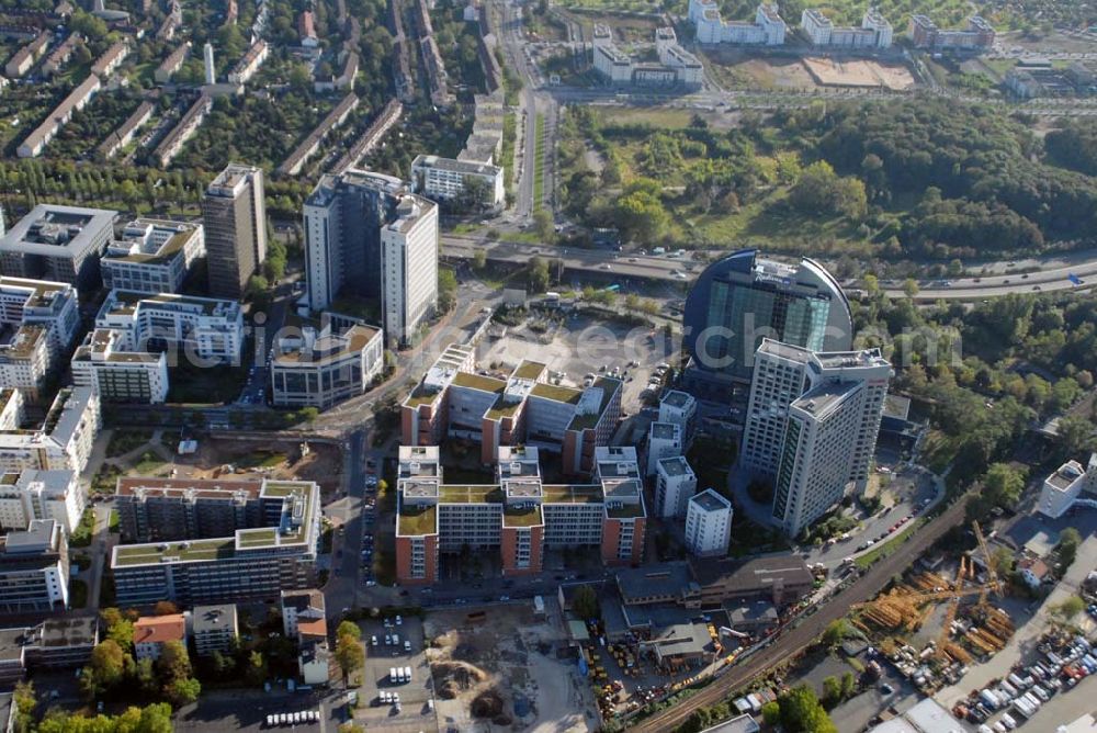 Aerial photograph Frankfurt am Main - Blick auf das Radisson SAS Hotel in der Franklinstraße, die Gebäude der Firmen Wayss & Freytag und American Express Services Europe Ltd. Davor befindet sich die Scala Business Solutions GmbH (Unternehmensberatung).