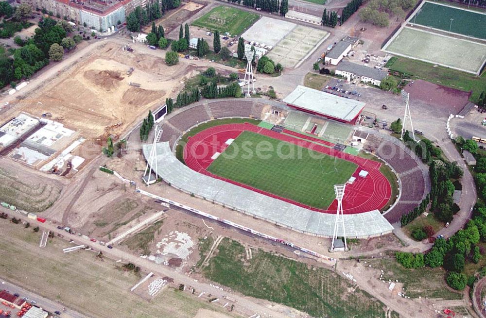 Berlin / Friedrichshain from the bird's eye view: 24.05.1994 Radsporthalle-Baustelle auf dem Gelände der ehemaligen Seelenbinderhalle