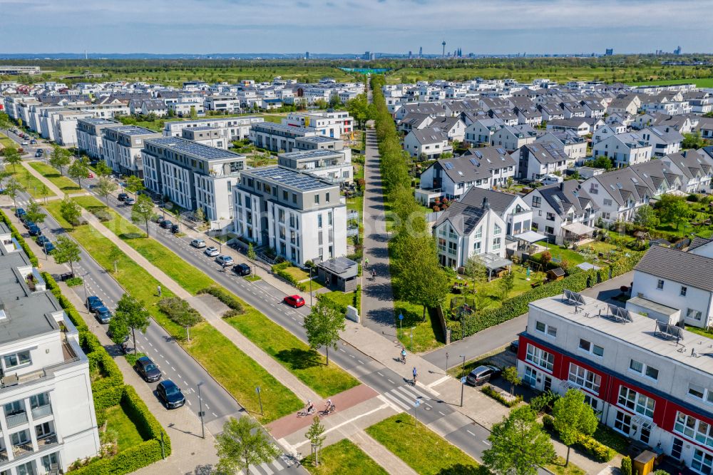 Aerial image Köln - Route of the cycle path Auf der Aspel in a residential area in the district of Widdersdorf in Cologne in the state of North Rhine-Westphalia, Germany