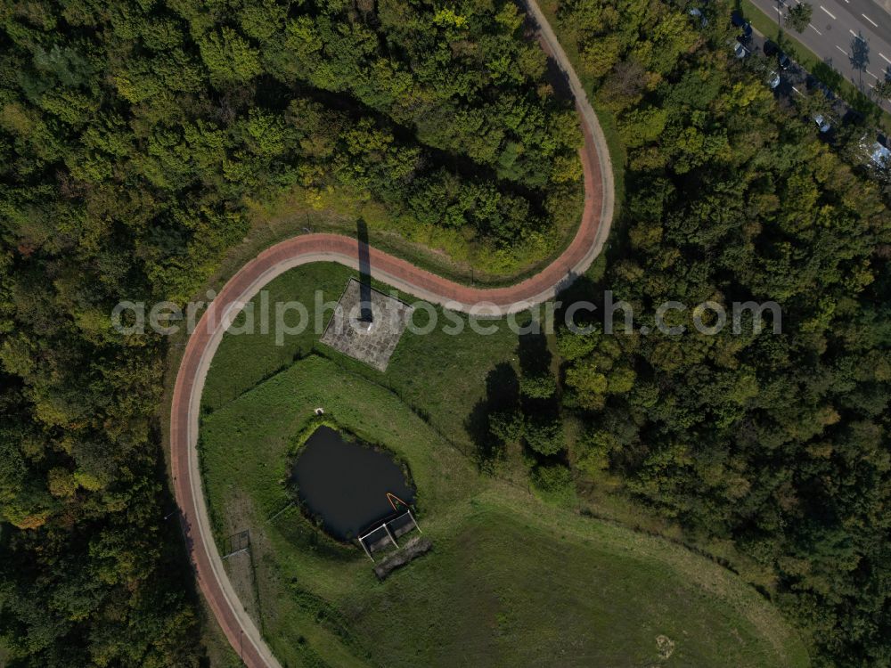 Dresden from the bird's eye view: Cycle path at the obelisk, with water collector at the Dresden Neustadt A4 motorway exit at the Elbepark in Dresden in the state of Saxony, Germany