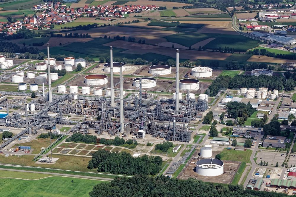 Neustadt an der Donau from above - Refinery equipment and management systems on the factory premises of the chemical manufacturer Bayernoil in Neustadt an der Donau in the state Bavaria