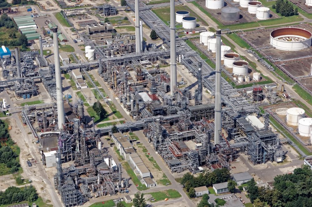 Aerial photograph Neustadt an der Donau - Refinery equipment and management systems on the factory premises of the chemical manufacturer Bayernoil in Neustadt an der Donau in the state Bavaria