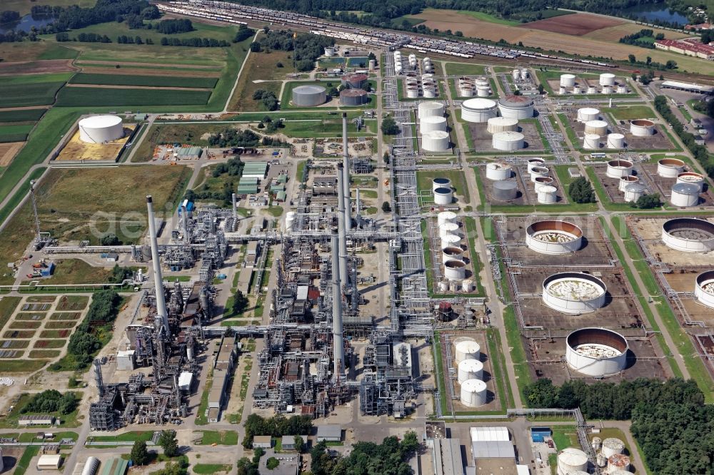 Aerial image Neustadt an der Donau - Refinery equipment and management systems on the factory premises of the chemical manufacturer Bayernoil in Neustadt an der Donau in the state Bavaria