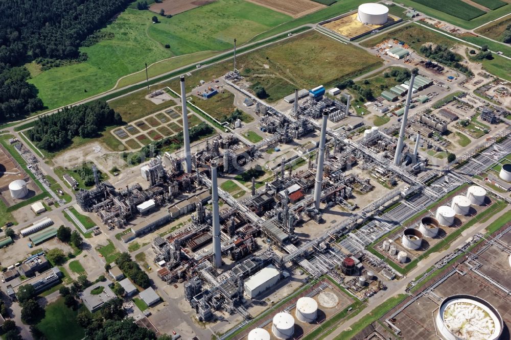 Aerial photograph Neustadt an der Donau - Refinery equipment and management systems on the factory premises of the chemical manufacturer Bayernoil in Neustadt an der Donau in the state Bavaria