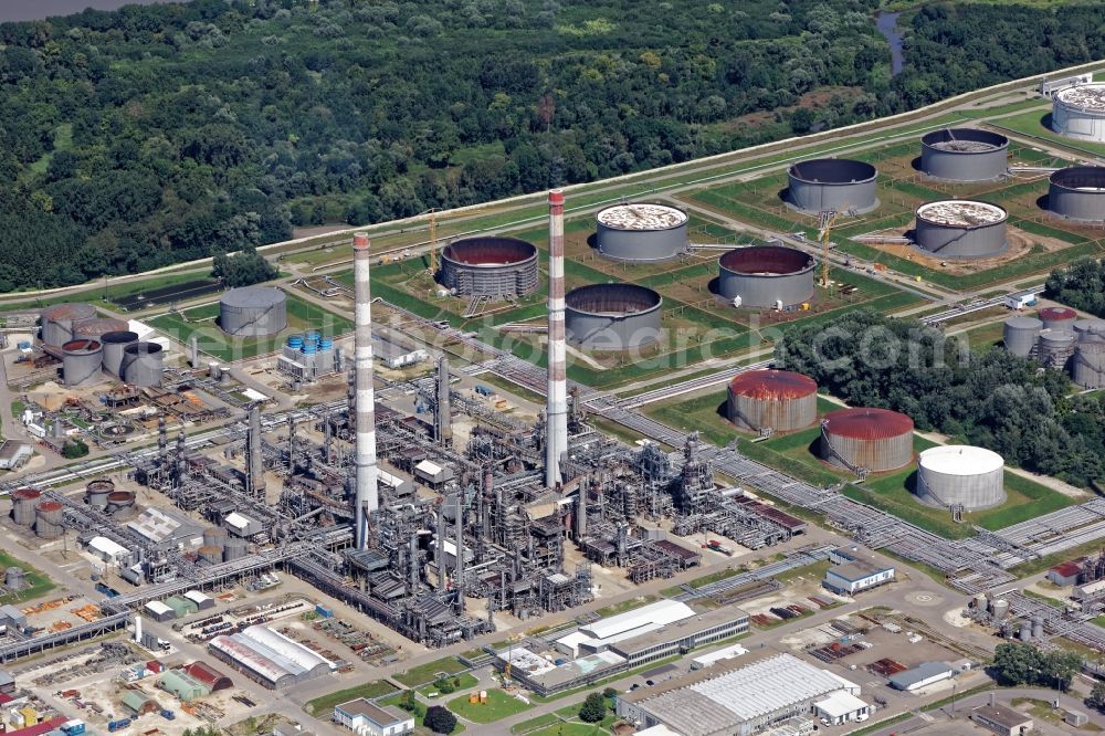 Vohburg an der Donau from the bird's eye view: Refinery equipment and management systems on the factory premises of the chemical manufacturer Bayernoil in Vohburg an der Donau in the state Bavaria