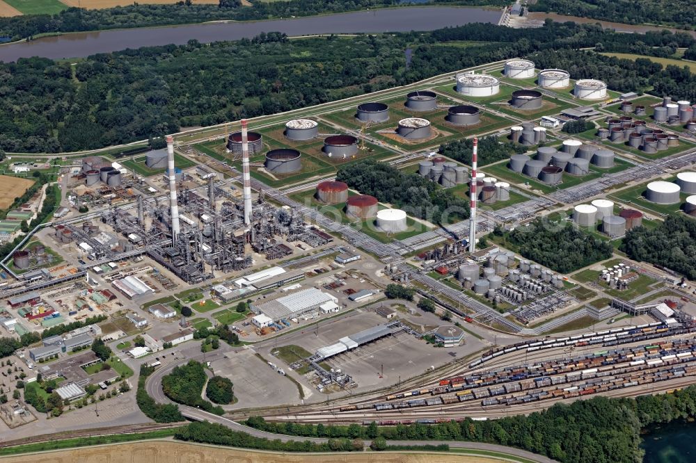 Aerial image Vohburg an der Donau - Refinery equipment and management systems on the factory premises of the chemical manufacturer Bayernoil in Vohburg an der Donau in the state Bavaria