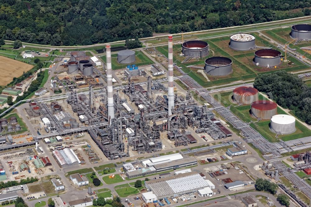 Aerial photograph Vohburg an der Donau - Refinery equipment and management systems on the factory premises of the chemical manufacturer Bayernoil in Vohburg an der Donau in the state Bavaria
