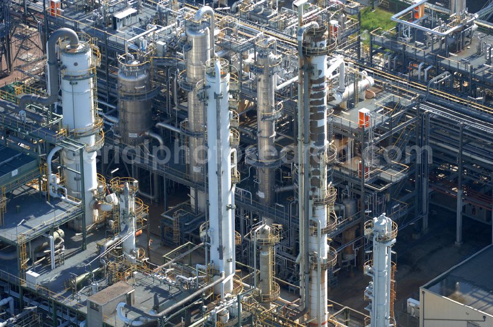 Schkopau from above - Blick auf die Raffinerie der Dow Olefinverbund GmbH in Schkopau, Sachsen-Anhalt. Das aus der Privatisierung der Privatisierung der Buna-Werke hervorgegangen Unternehmen ist ein Tochterunternehmen des US-amerikanischen Chemiekonzerns Dow Chemical.