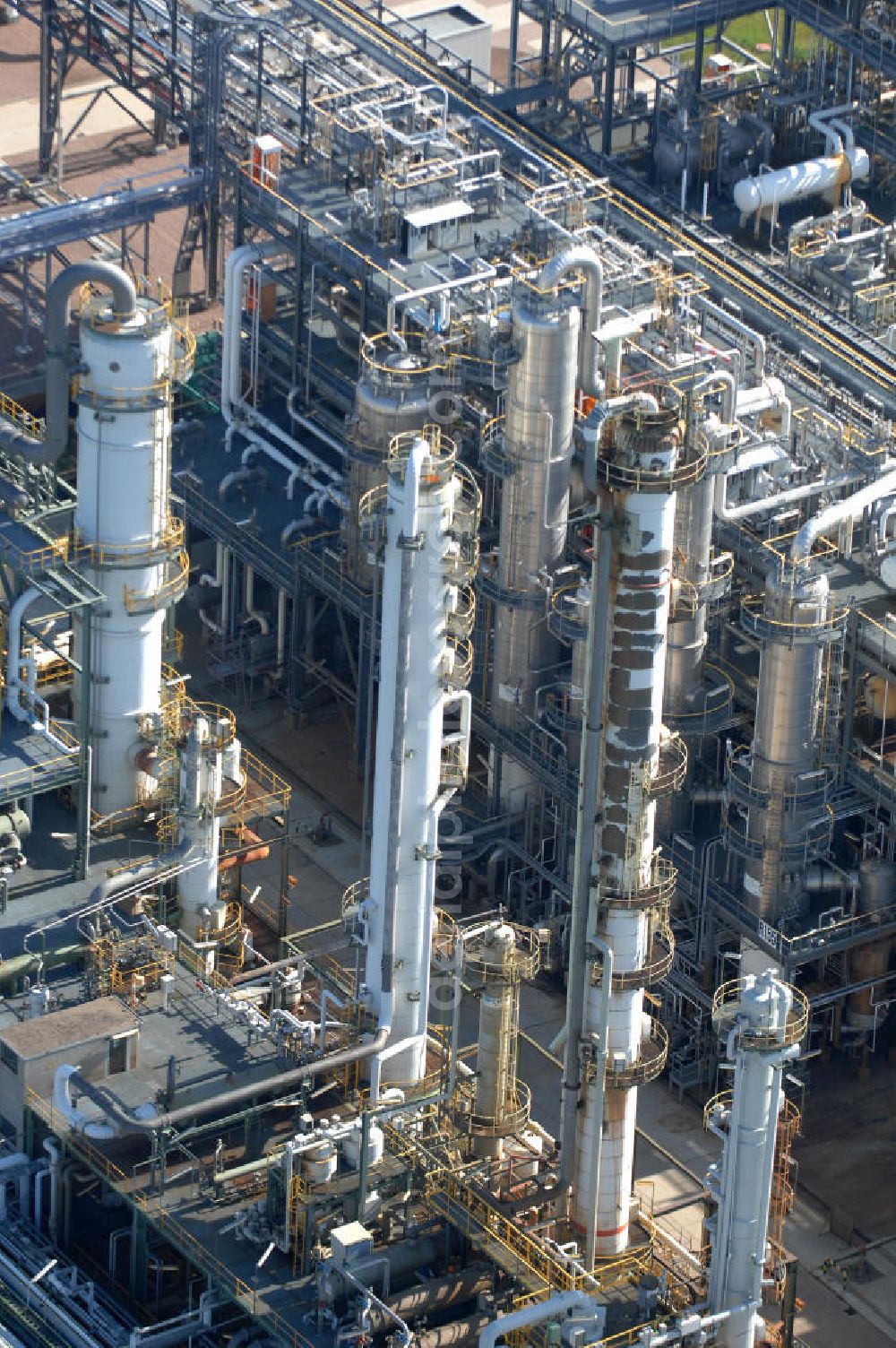 Aerial image Schkopau - Blick auf die Raffinerie der Dow Olefinverbund GmbH in Schkopau, Sachsen-Anhalt. Das aus der Privatisierung der Privatisierung der Buna-Werke hervorgegangen Unternehmen ist ein Tochterunternehmen des US-amerikanischen Chemiekonzerns Dow Chemical.