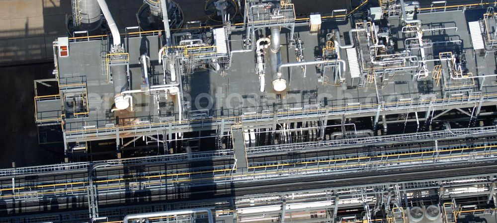 Schkopau from above - Blick auf die Raffinerie der Dow Olefinverbund GmbH in Schkopau, Sachsen-Anhalt. Das aus der Privatisierung der Privatisierung der Buna-Werke hervorgegangen Unternehmen ist ein Tochterunternehmen des US-amerikanischen Chemiekonzerns Dow Chemical.