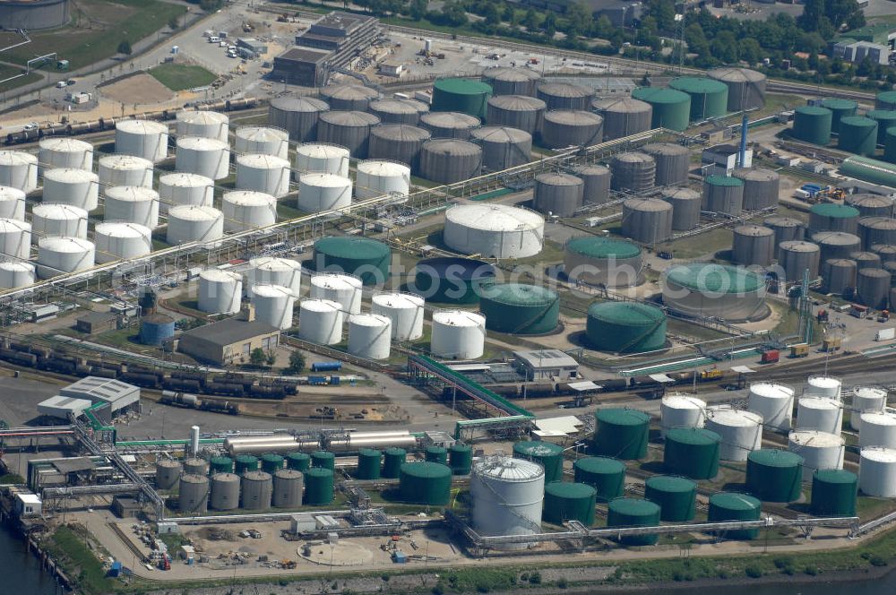 Hamburg from the bird's eye view: Blick auf die Raffinerieanlagen , Mineralöllager und Kühltürme der Shell-Raffinerie HH-Harburg an der Süderelbe. at the refineries, oil storage and cooling towers of the Shell Refinery Hamburg-Harburg in Süderelbe. View at the refineries, oil storage and cooling towers of the Shell Refinery Hamburg-Harburg in Süderelbe.