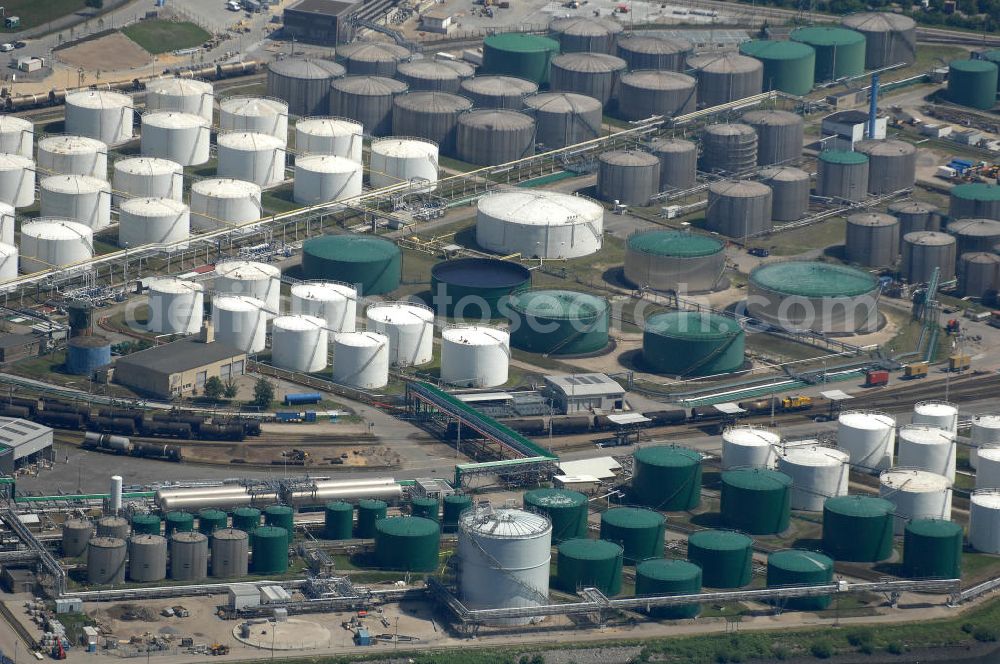 Aerial image Hamburg - Blick auf die Raffinerieanlagen , Mineralöllager und Kühltürme der Shell-Raffinerie HH-Harburg an der Süderelbe. at the refineries, oil storage and cooling towers of the Shell Refinery Hamburg-Harburg in Süderelbe. View at the refineries, oil storage and cooling towers of the Shell Refinery Hamburg-Harburg in Süderelbe.