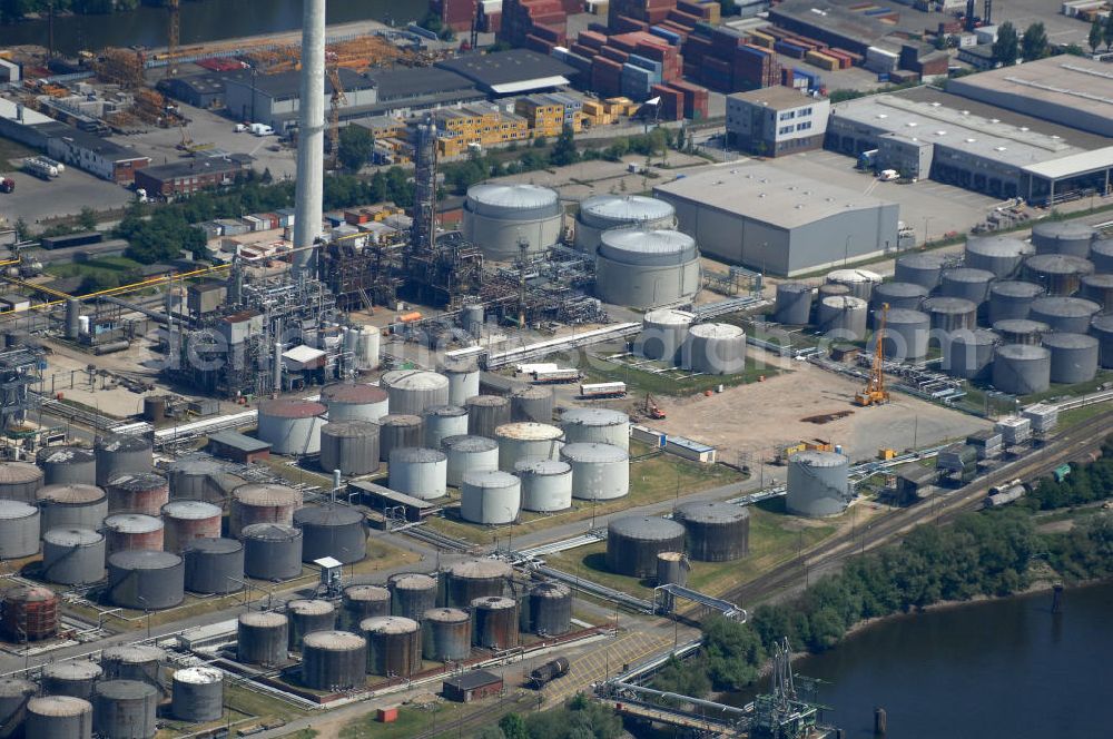 Aerial photograph Hamburg - Blick auf die Raffinerieanlagen , Mineralöllager und Kühltürme der Shell-Raffinerie HH-Harburg an der Süderelbe. at the refineries, oil storage and cooling towers of the Shell Refinery Hamburg-Harburg in Süderelbe. View at the refineries, oil storage and cooling towers of the Shell Refinery Hamburg-Harburg in Süderelbe.