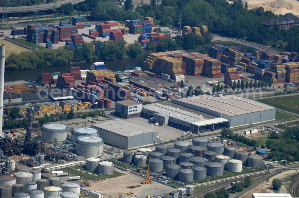 Hamburg from above - Blick auf die Raffinerieanlagen , Mineralöllager und Kühltürme der Shell-Raffinerie HH-Harburg an der Süderelbe. at the refineries, oil storage and cooling towers of the Shell Refinery Hamburg-Harburg in Süderelbe. View at the refineries, oil storage and cooling towers of the Shell Refinery Hamburg-Harburg in Süderelbe.