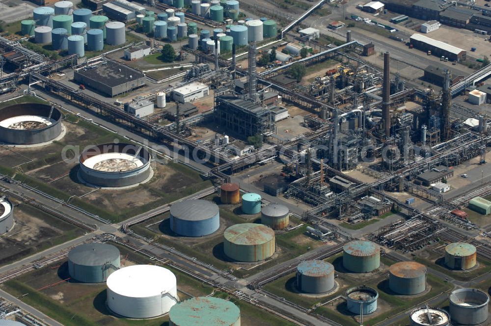 Hamburg from the bird's eye view: Blick auf die Raffinerieanlagen , Mineralöllager und Kühltürme der Shell-Raffinerie HH-Harburg an der Süderelbe. at the refineries, oil storage and cooling towers of the Shell Refinery Hamburg-Harburg in Süderelbe. View at the refineries, oil storage and cooling towers of the Shell Refinery Hamburg-Harburg in Süderelbe.