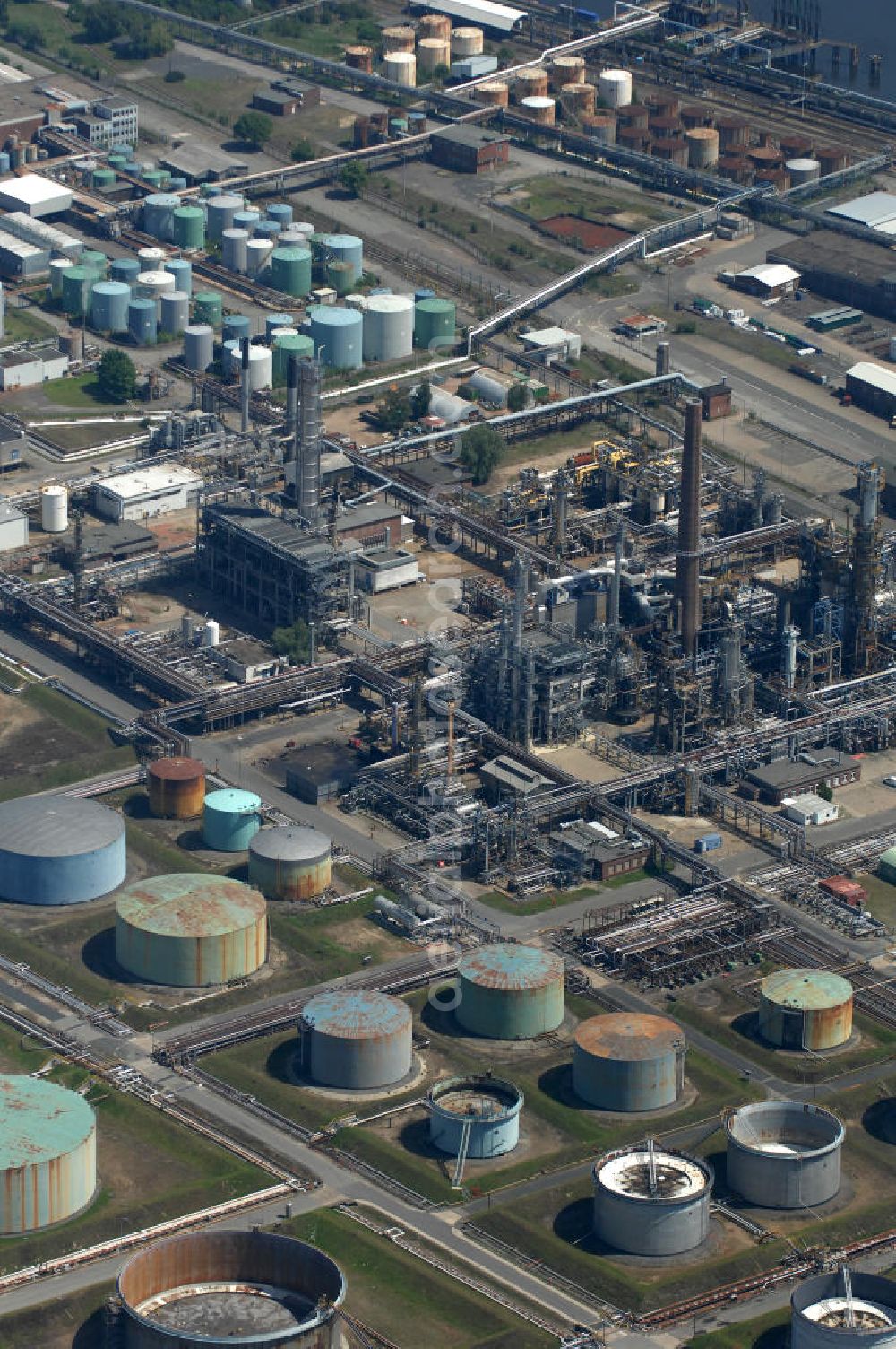 Aerial image Hamburg - Blick auf die Raffinerieanlagen , Mineralöllager und Kühltürme der Shell-Raffinerie HH-Harburg an der Süderelbe. at the refineries, oil storage and cooling towers of the Shell Refinery Hamburg-Harburg in Süderelbe. View at the refineries, oil storage and cooling towers of the Shell Refinery Hamburg-Harburg in Süderelbe.