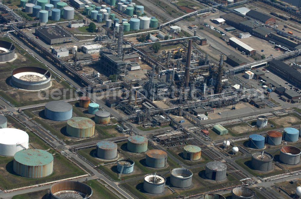 Aerial photograph Hamburg - Blick auf die Raffinerieanlagen , Mineralöllager und Kühltürme der Shell-Raffinerie HH-Harburg an der Süderelbe. at the refineries, oil storage and cooling towers of the Shell Refinery Hamburg-Harburg in Süderelbe. View at the refineries, oil storage and cooling towers of the Shell Refinery Hamburg-Harburg in Süderelbe.