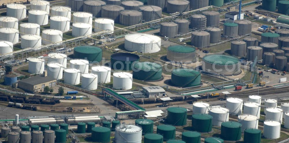 Hamburg from above - Blick auf die Raffinerieanlagen , Mineralöllager und Kühltürme der Shell-Raffinerie HH-Harburg an der Süderelbe. at the refineries, oil storage and cooling towers of the Shell Refinery Hamburg-Harburg in Süderelbe. View at the refineries, oil storage and cooling towers of the Shell Refinery Hamburg-Harburg in Süderelbe.