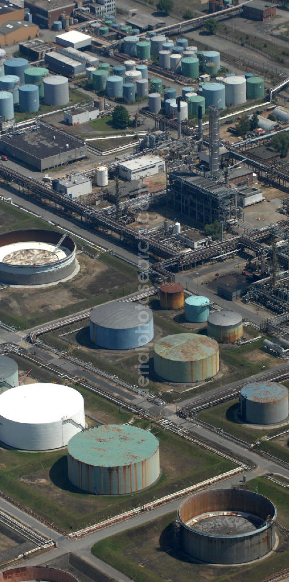 Hamburg from the bird's eye view: Blick auf die Raffinerieanlagen , Mineralöllager und Kühltürme der Shell-Raffinerie HH-Harburg an der Süderelbe. at the refineries, oil storage and cooling towers of the Shell Refinery Hamburg-Harburg in Süderelbe. View at the refineries, oil storage and cooling towers of the Shell Refinery Hamburg-Harburg in Süderelbe.