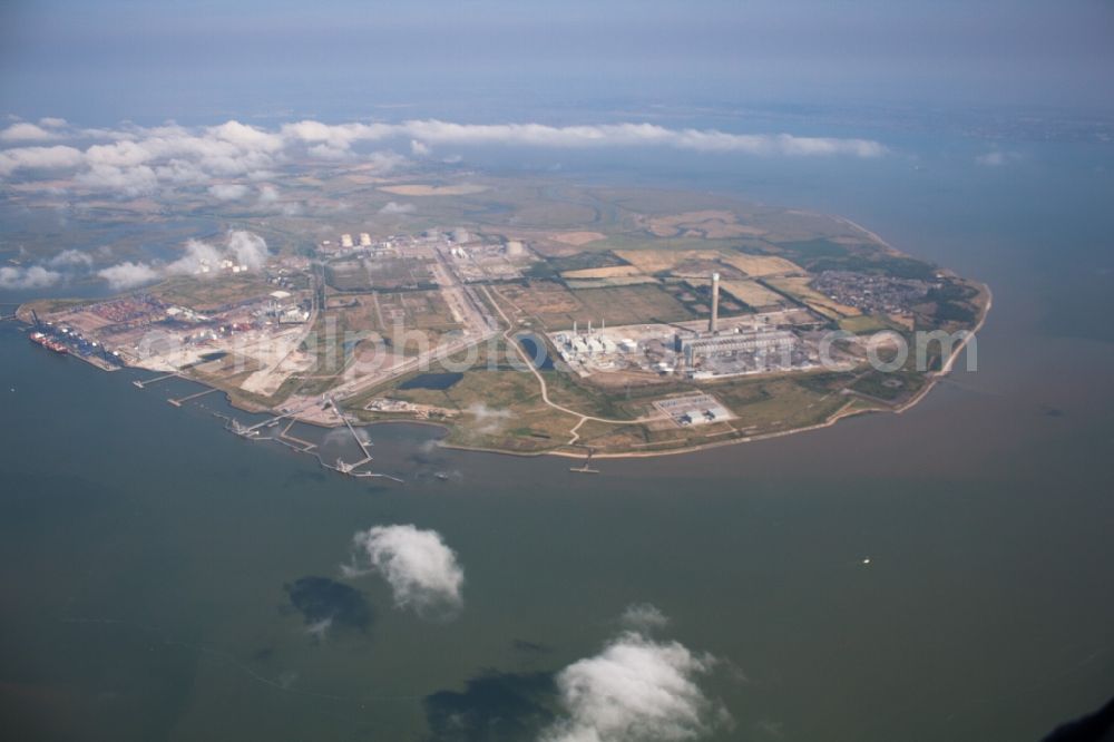 Aerial photograph Ilse of Grain - Refinery equipment and management systems on the Aviation Bitumen Terminal factory premises of the mineral oil manufacturers BP in Isle of Grain in England, United Kingdom