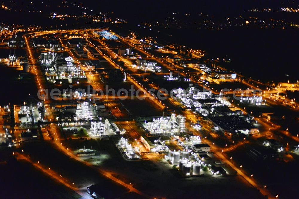 Schwarzheide from above - Night view Refinery equipment and management systems on the factory premises of the chemical manufacturers BASF Schwarzheide GmbH in Schwarzheide in the state Brandenburg