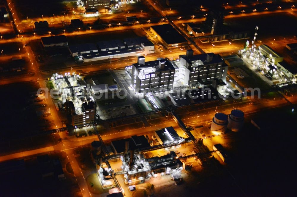 Schwarzheide from the bird's eye view: Night view Refinery equipment and management systems on the factory premises of the chemical manufacturers BASF Schwarzheide GmbH in Schwarzheide in the state Brandenburg